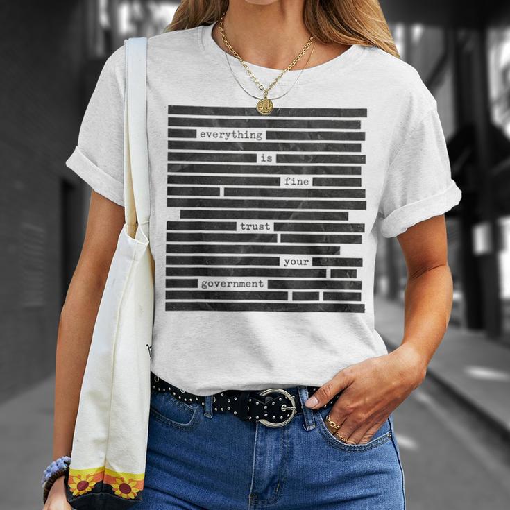 Everything Is Fine Trust Your Government 2026 Tシャツ 彼女への贈り物