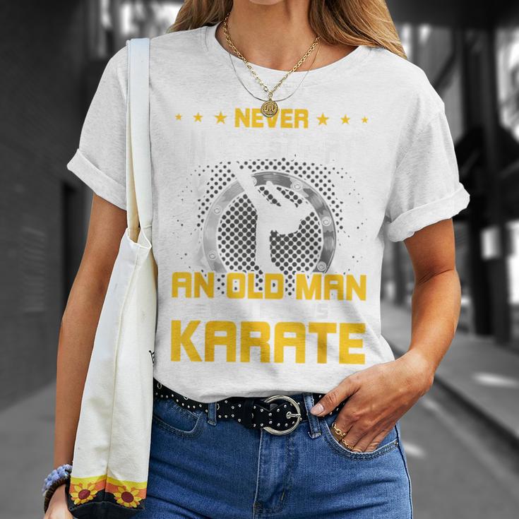 Never Underestimate An Old Man Who Know Karate Tシャツ 彼女への贈り物