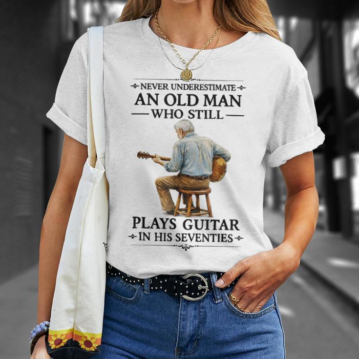 まだギターを弾く老人 70年代 おじいちゃん ヴィンテージ Tシャツ 彼女への贈り物