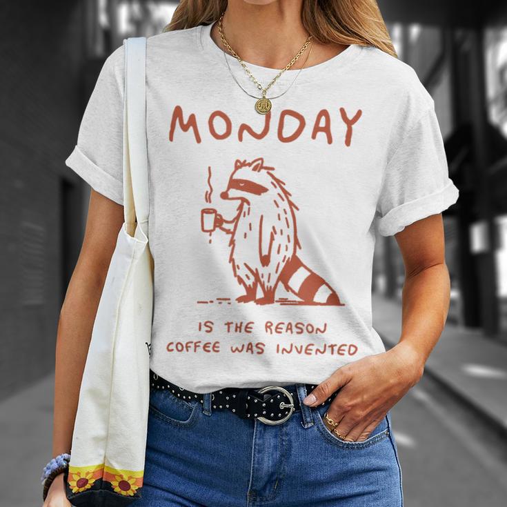 コーヒーが発明された理由は月曜日 少し憂鬱なアライグマ Tシャツ 彼女への贈り物