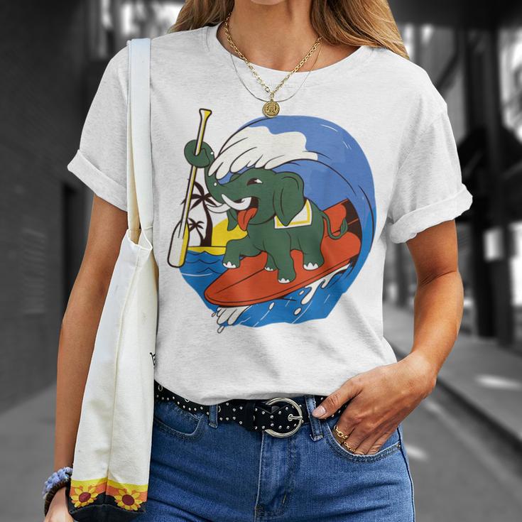パドル付きサーフボードに乗った象さん。スタンドアップパドル ボード サーフィン パドル パドルボード Tシャツ 彼女への贈り物