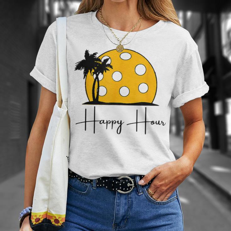 楽しいピックルボールシャツ、Happy Hour、大きなピックルボールの夕日。 Tシャツ 彼女への贈り物