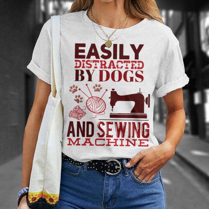 犬やミシンに気を取られやすい おもしろ裁縫 Tシャツ 彼女への贈り物
