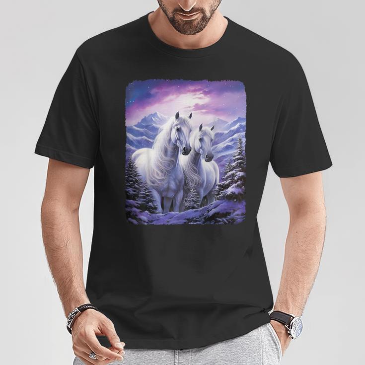 2 Weiße Pferdetehen Auf Einemerschneiten Hügel T-Shirt Lustige Geschenke