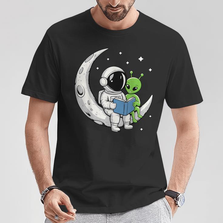 Astronaut Alien Reading Book Moon Space T-Shirt Unique Gifts