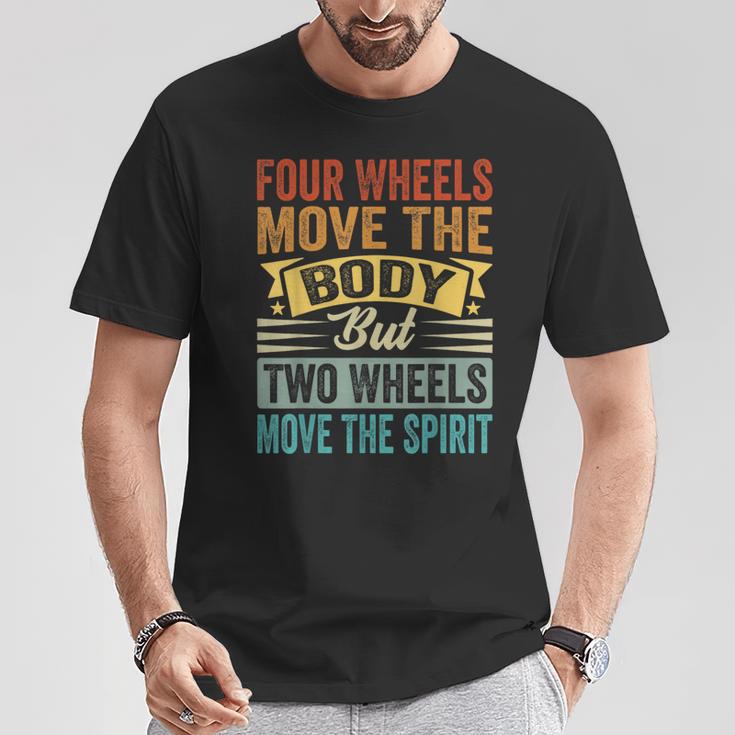 Four Wheels Move The Body But Two Wheels Move Thepirit Tシャツ 面白い贈り物