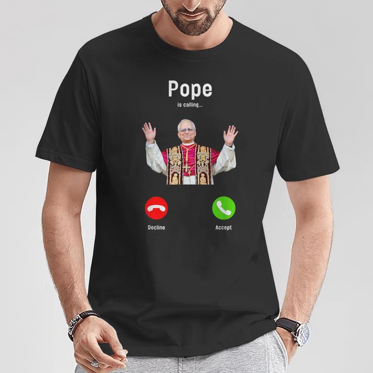 Pope Leo Xiv Is Calling Catholic Humor メンズ レディース Tシャツ 面白い贈り物