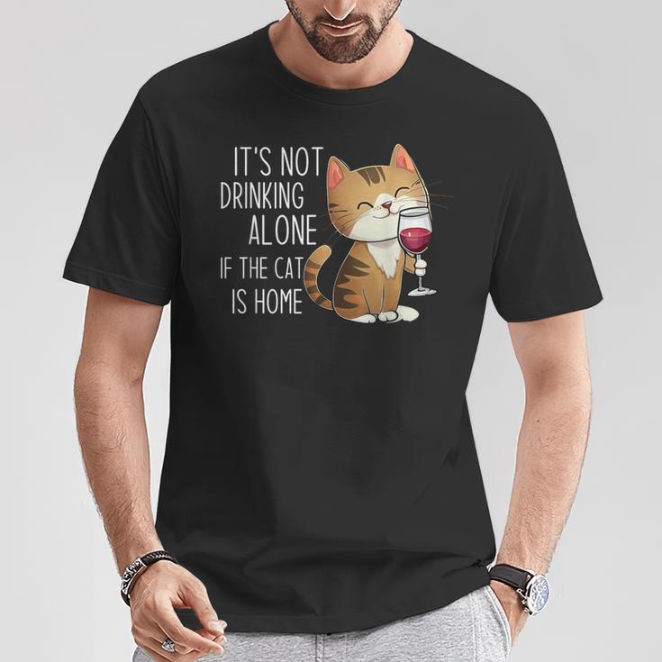 It's Not Drinking Alone If The Cat Is Home 面白い猫とワイン Tシャツ 面白い贈り物