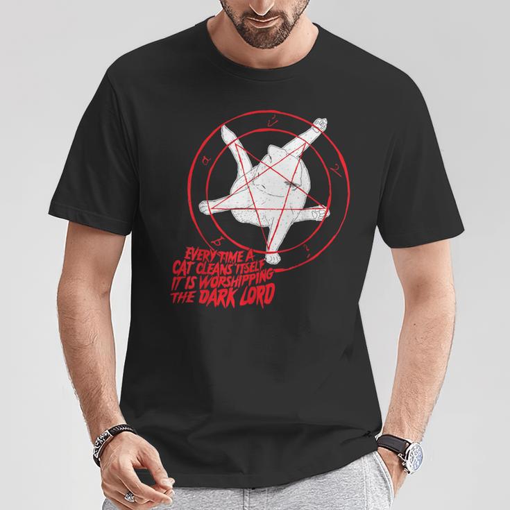 Jedes Mal Wenn Eine Katzeich Reinigterehrt Den Dunklen Herrn T-Shirt Lustige Geschenke