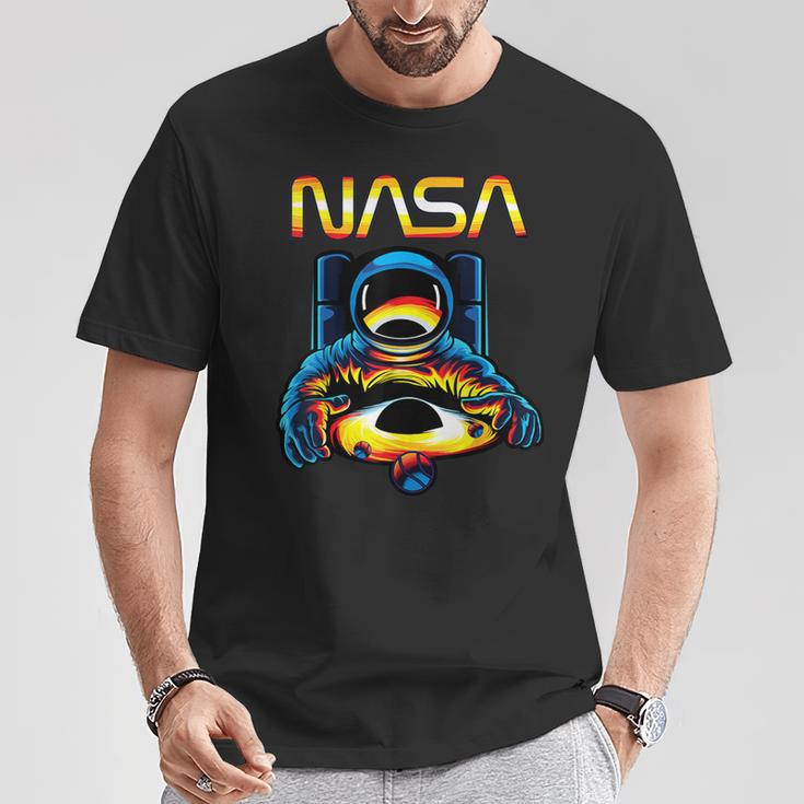 NASA Astronaut In Space Hole Comic Book Style Geek T-Shirt Unique Gifts