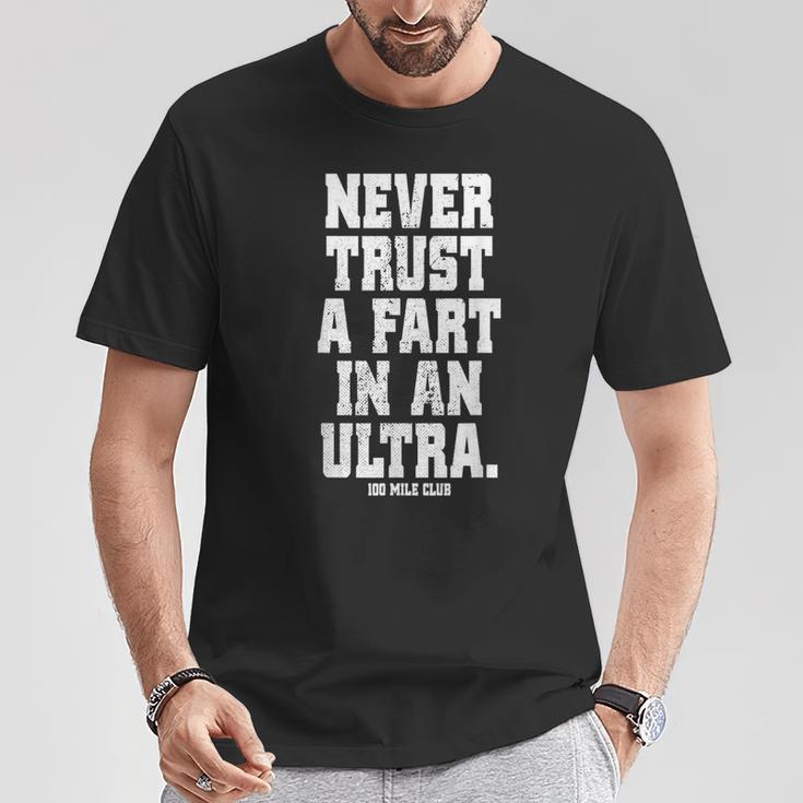 Never Trust A Fart In An Ultra 100マイル ウルトラトレイルランニング Tシャツ 面白い贈り物