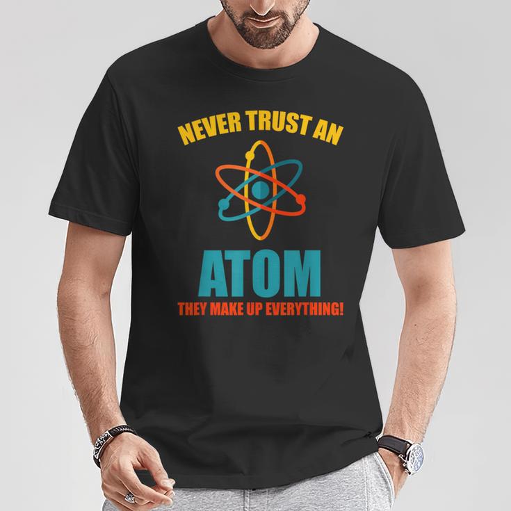 Never Trust An Atom グラフィック皮肉tシャツ Tシャツ 面白い贈り物