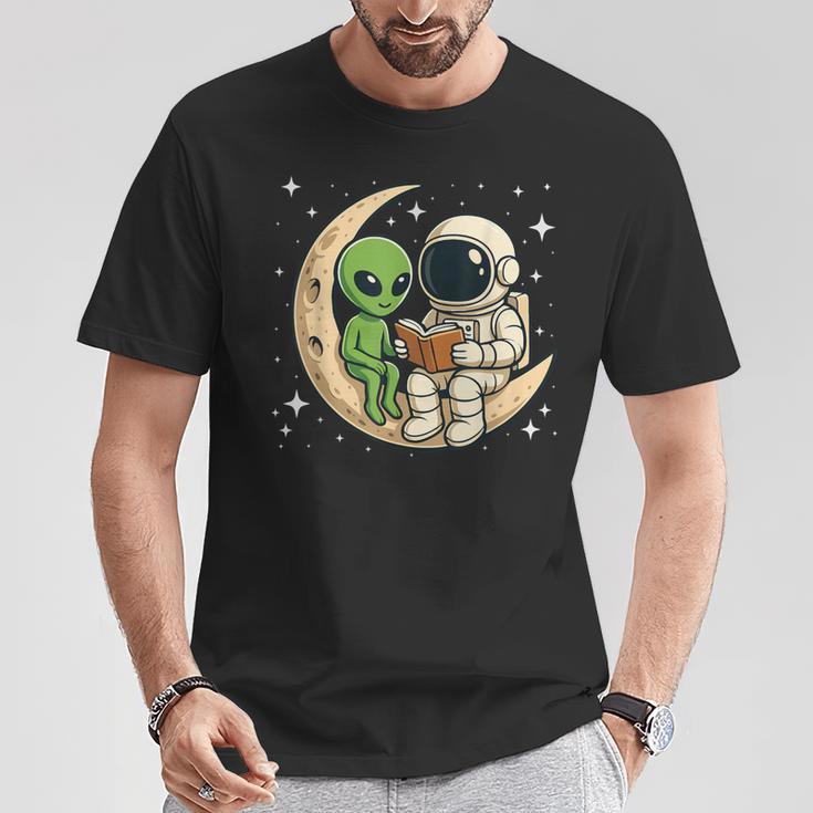 Reading Astronaut & Alien Reading Bookworm Reader T-Shirt Unique Gifts