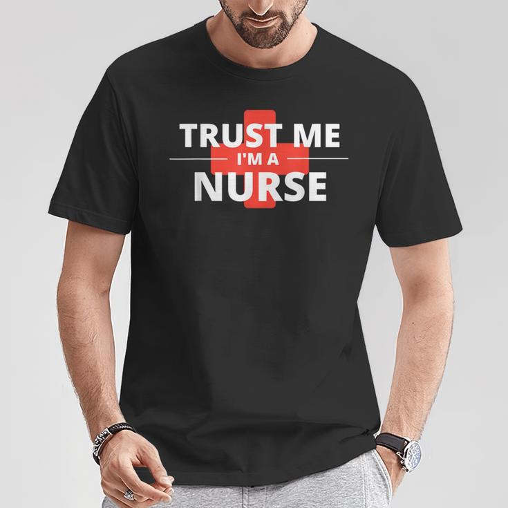 Trust Me Im A Nurseシャツは、すべての看護師、家族、友人に贈ることができます。 Tシャツ 面白い贈り物