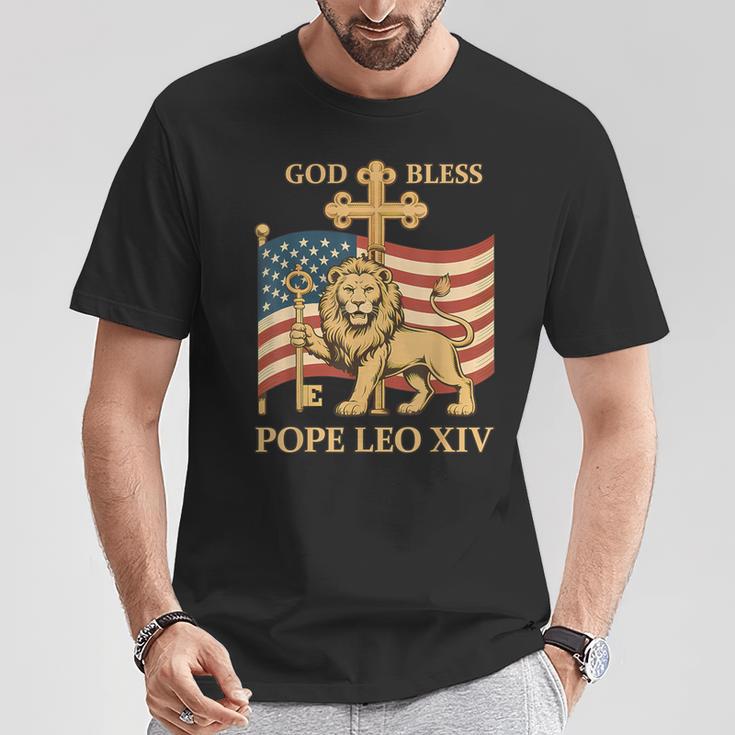 Vatican Pope Leo Xiv God Bless Pope Leo Xiv Tシャツ 面白い贈り物