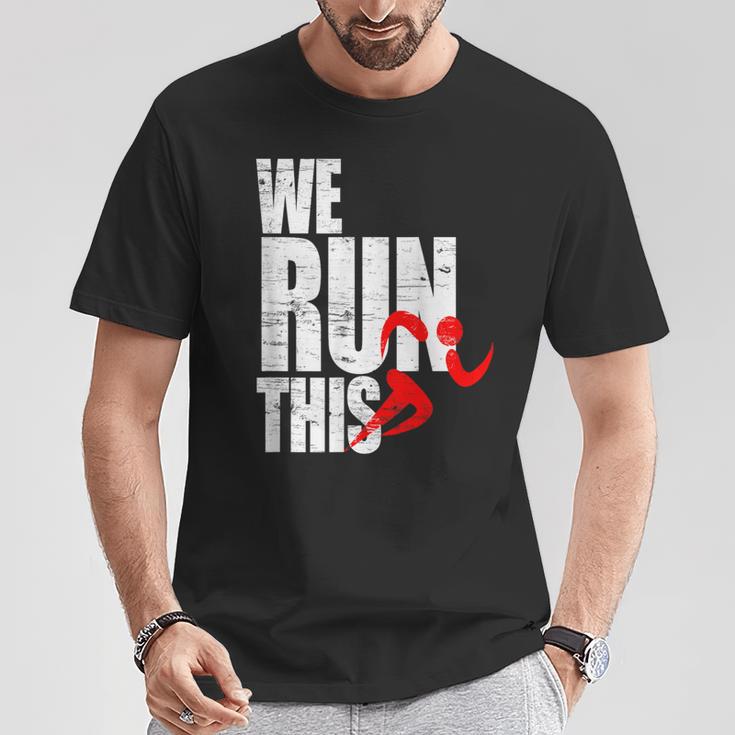 We Run This 我々はこれを実行しますランニング モチベーション マラソン フィットネス ワークアウト ジョギン Tシャツ 面白い贈り物