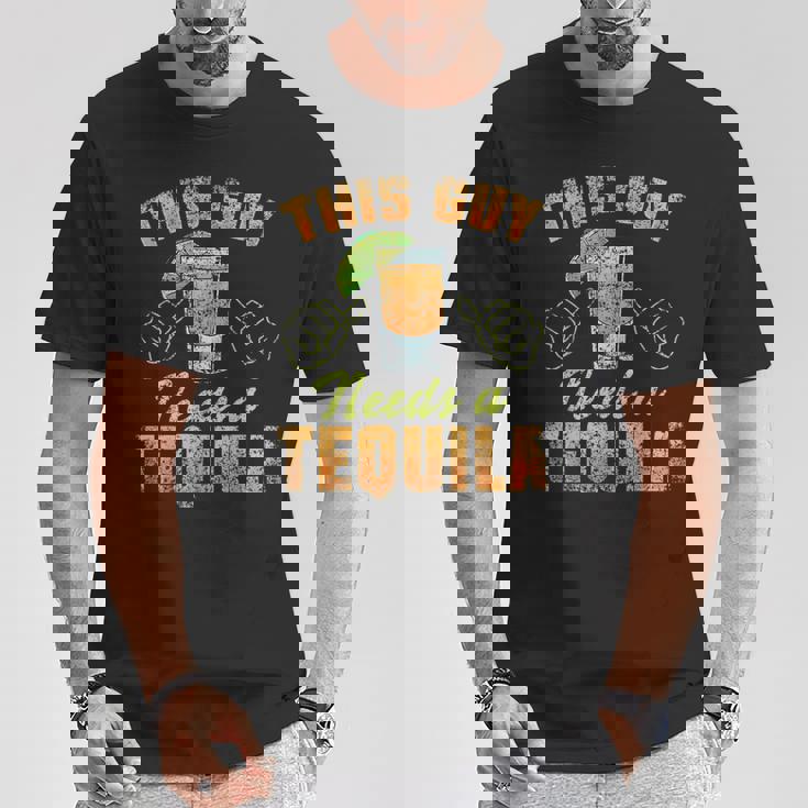 この男にはテキーラが必要だ ドリンク 酒飲み 飲酒 テキーラ Tシャツ 面白い贈り物