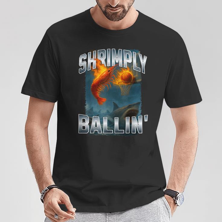 エビのバリン 燃えるようなエビがサメの上に沈むミーム。 Tシャツ 面白い贈り物