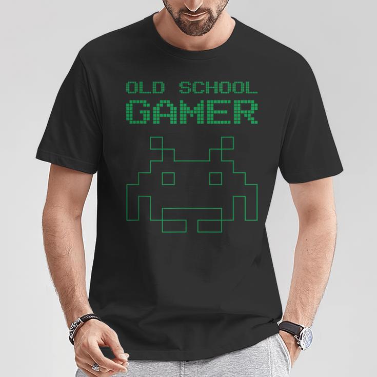 オールドビンテージスクールゲーマー-レトロスペースエイリアンインベーダー Tシャツ 面白い贈り物