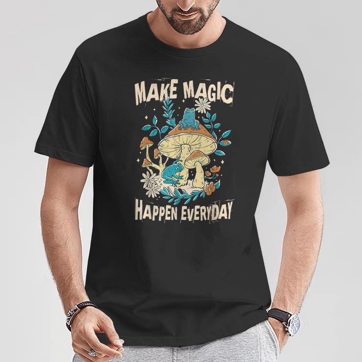 カエルとキノコ。毎日魔法を起こしましょう。 Tシャツ 面白い贈り物