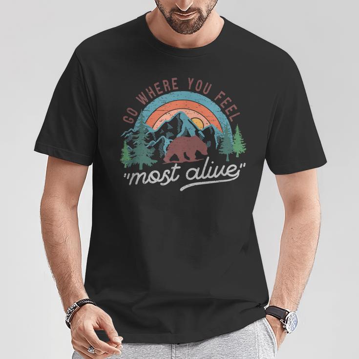 キャンプ おもしろ アウトドア 楽しい 山登り キャンピング 生きていると感じるところへ行く Tシャツ 面白い贈り物