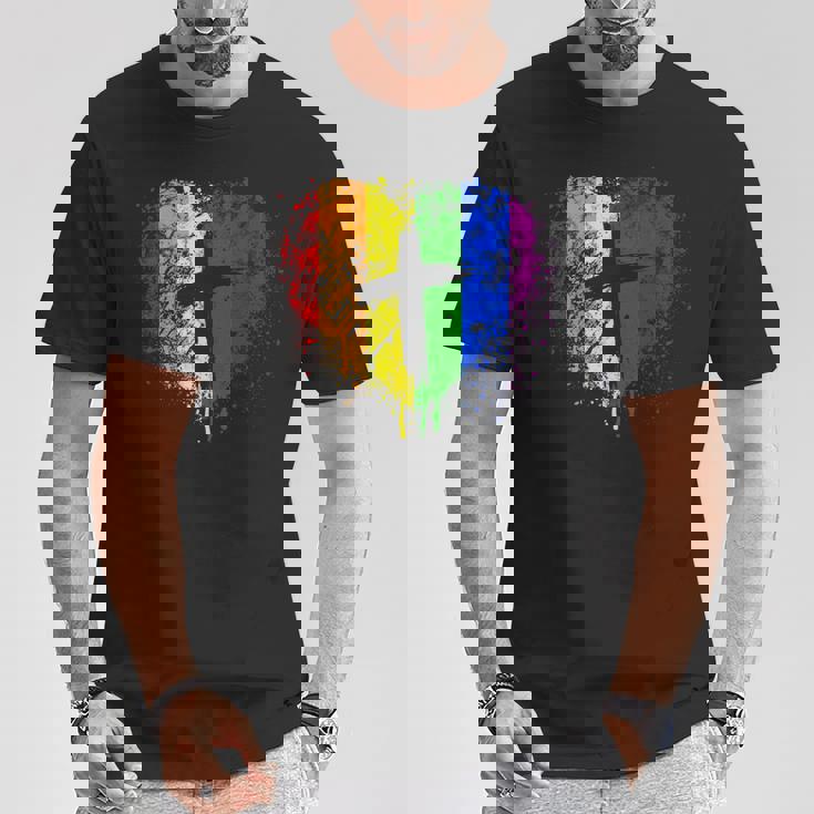 クロスのあるレインボー ハート、キリスト教の宗教的なゲイ プライド Tシャツ 面白い贈り物