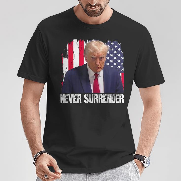トランプは決して降伏しない 共和党大統領ドナルド・トランプ Tシャツ 面白い贈り物