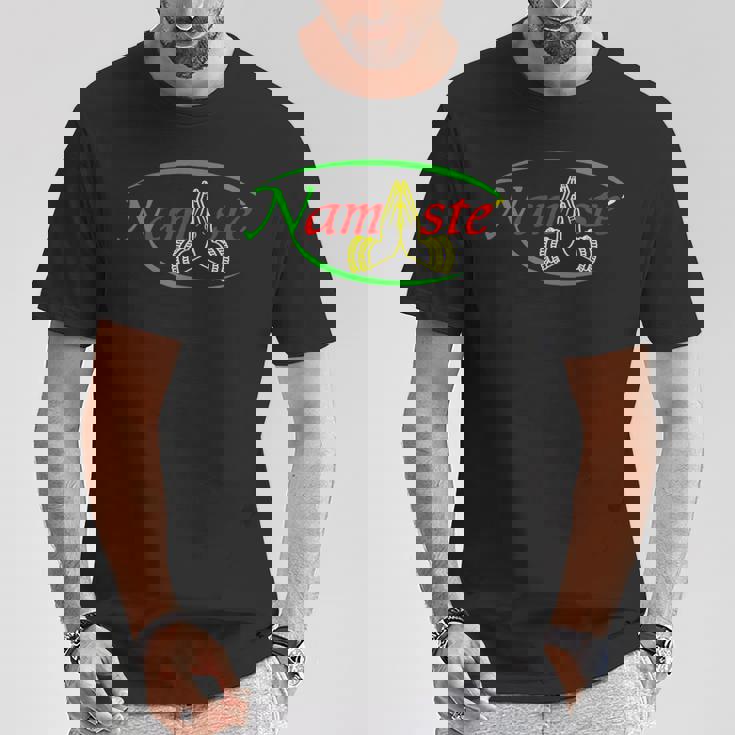 ナマステとラスタカラーヨガ。 Tシャツ 面白い贈り物