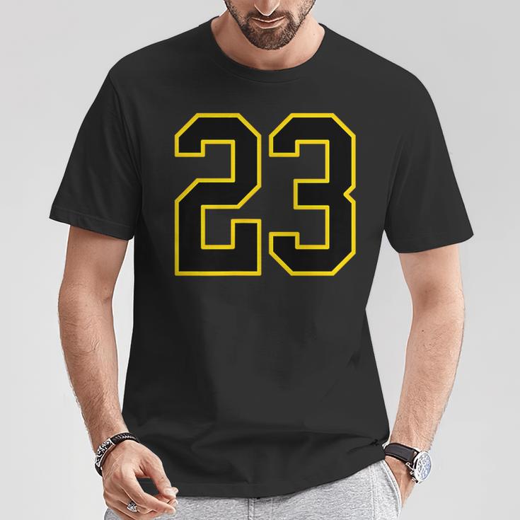 ブラックとイエローのカレッジスポーツスタイルの23番。 Tシャツ 面白い贈り物