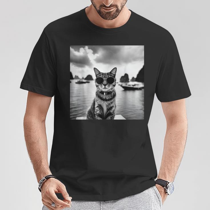 ベトナムのハロン湾でサングラスをかけた猫 Tシャツ 面白い贈り物