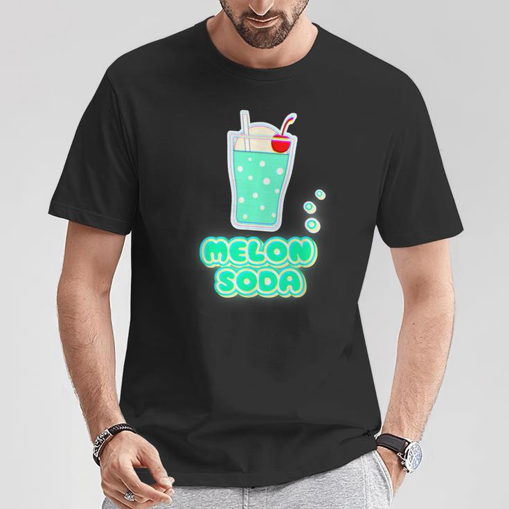 メロンソーダ／クリームソーダ 夏 （デリシャス スイーツ）昭和レトロ ポップ 80S かわいい イラスト Tシャツ 面白い贈り物