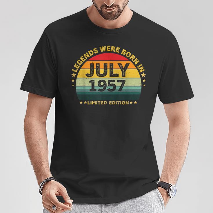 レトロな69歳の誕生日伝説は1957年7月に誕生しました。 Tシャツ 面白い贈り物