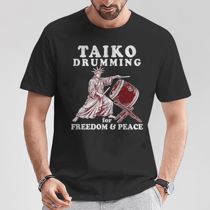 レトロなアンティーク調の太鼓の名言。太鼓のドラマー向け。 Tシャツ 面白い贈り物