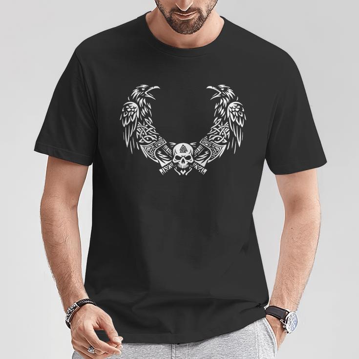 北欧のレイヴン スカルエンブレム 軸付き ルーンスタイル アートワーク アイコン Tシャツ 面白い贈り物