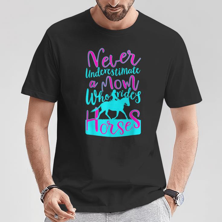 女の子のための馬に乗るお母さんのデザインを決して過小評価しないでください。 Tシャツ 面白い贈り物