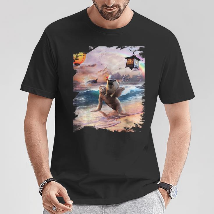 日本海岸でナマケモノに乗るパグ犬 Tシャツ 面白い贈り物