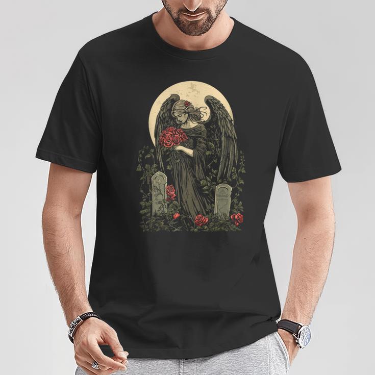 月の前でバラを持つゴシック調の天使 Goth Tシャツ 面白い贈り物