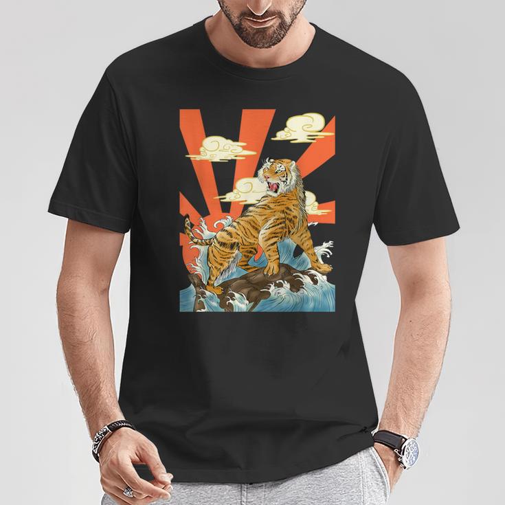 朝日を背景に、波の上を轟かせる雄大な虎。 Tシャツ 面白い贈り物