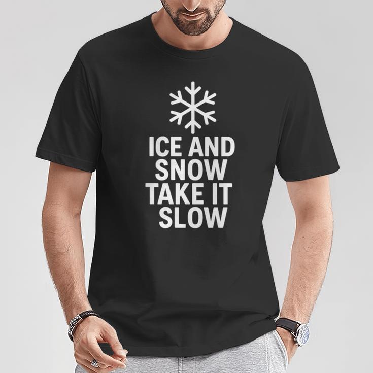 氷と雪で簡単。滑りやすい表面でも天候の安全性。 Tシャツ 面白い贈り物