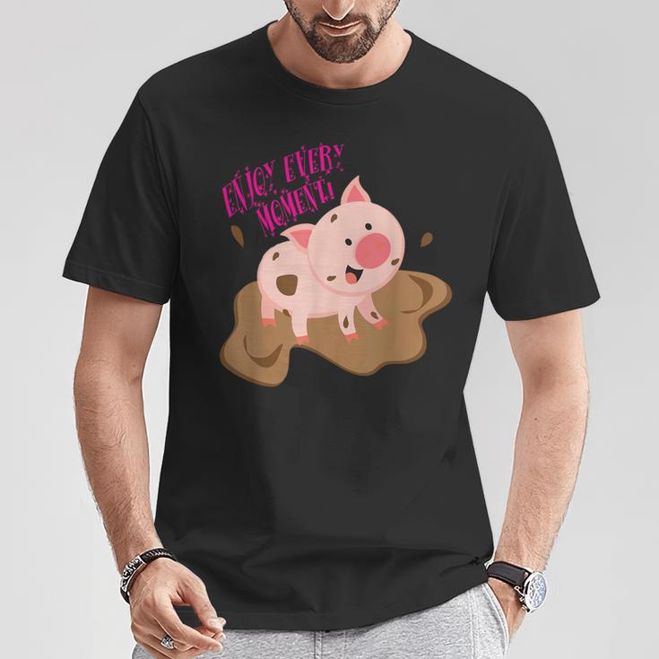 泥遊びをする子豚 すべての瞬間を楽しみましょう！ Tシャツ 面白い贈り物