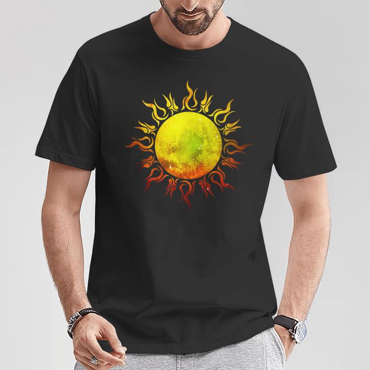 燃える太陽 トライバル タトゥー 宇宙 宇宙 Tシャツ 面白い贈り物