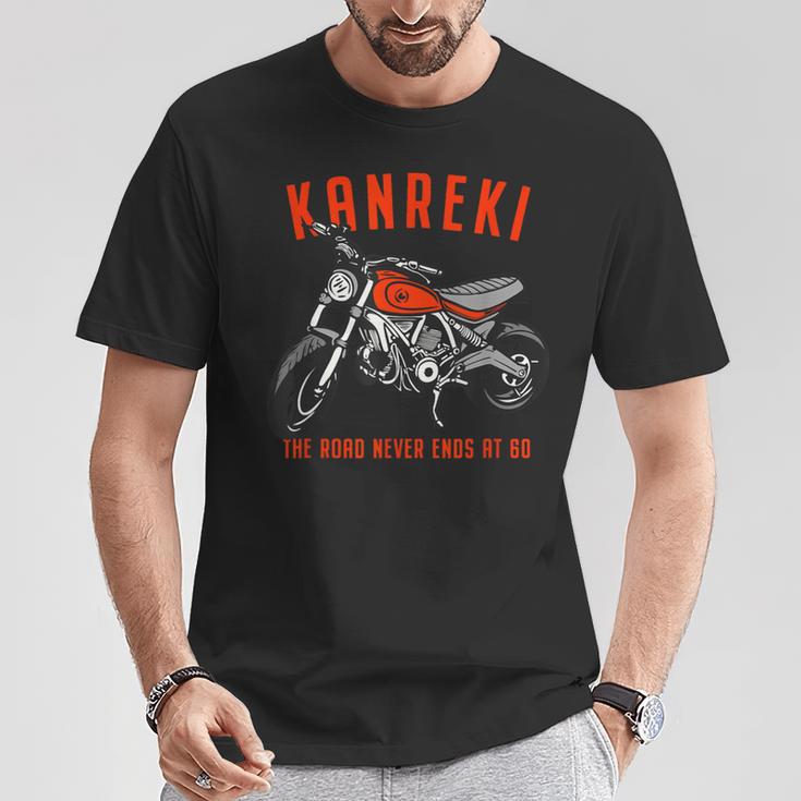 還暦祝い バイク好き 車好き 父 男性 女性 クラシック 60歳 The Road Never Ends At 60 Tシャツ 面白い贈り物
