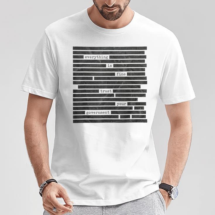Everything Is Fine Trust Your Government 2026 Tシャツ 面白い贈り物