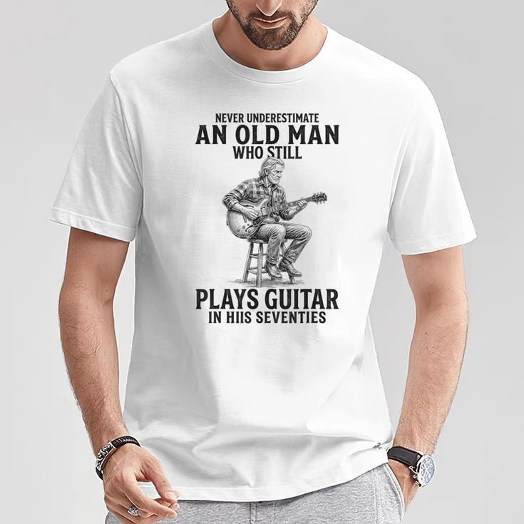Never Underestimate An Old Man Who Who Guitar Tシャツ 面白い贈り物