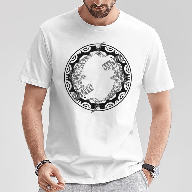 ニュージーランド ハンマーヘッド サメ サークル シンボル マオリ族。 Tシャツ 面白い贈り物
