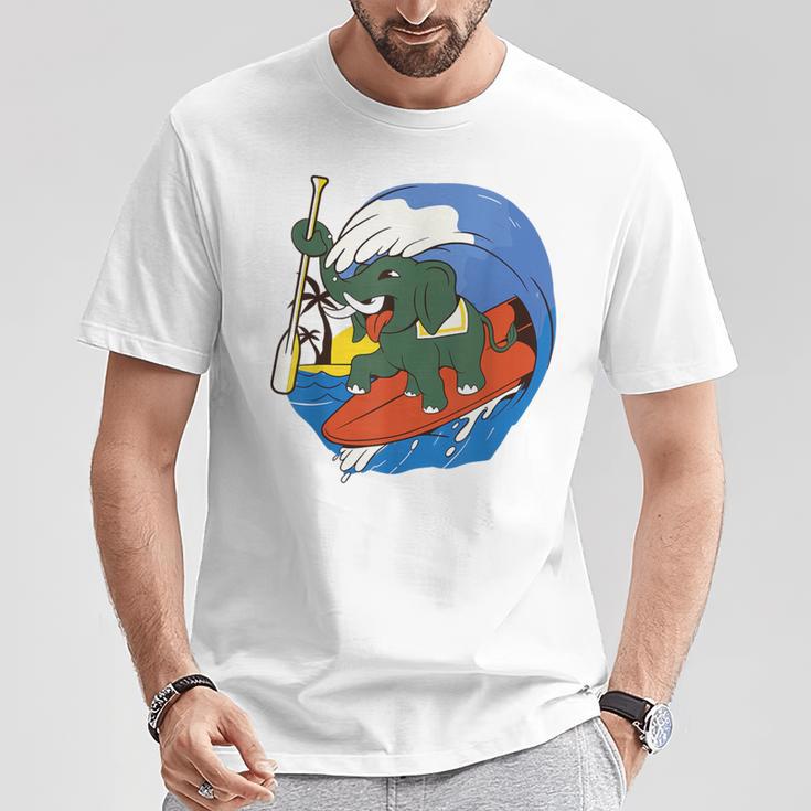 パドル付きサーフボードに乗った象さん。スタンドアップパドル ボード サーフィン パドル パドルボード Tシャツ 面白い贈り物