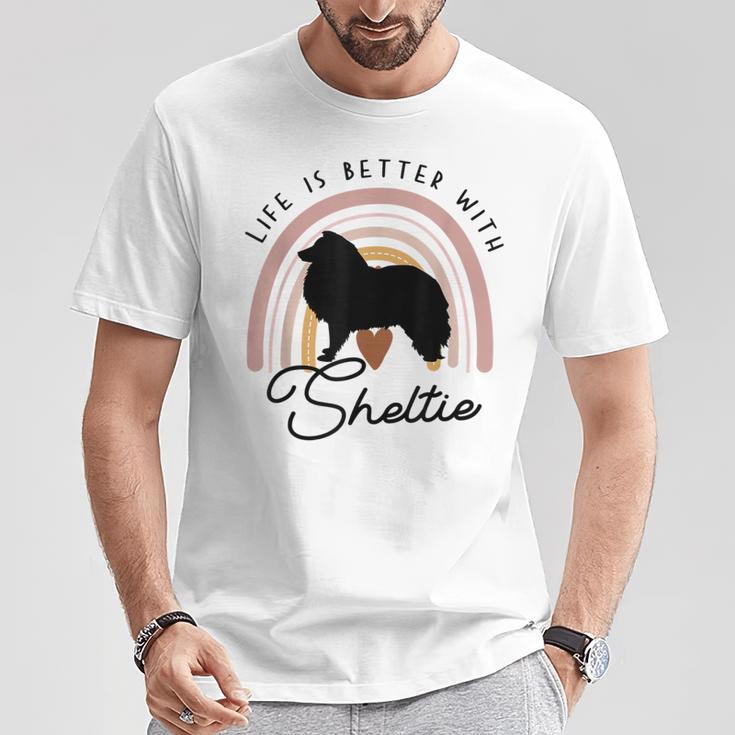 ライフ・イズ・ベターシェットランド・シープドッグ・シェルティ・レインボー・ドッグ・マム Tシャツ 面白い贈り物