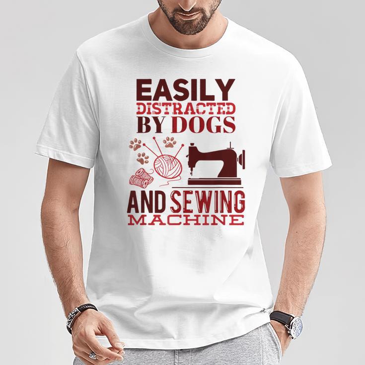 犬やミシンに気を取られやすい おもしろ裁縫 Tシャツ 面白い贈り物