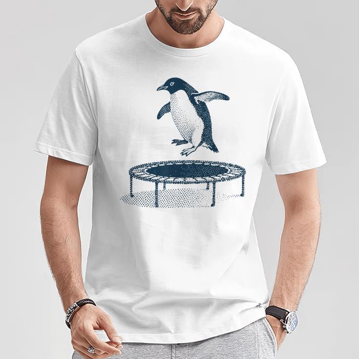 面白いペンギンがトランポリンでジャンプ Tシャツ 面白い贈り物