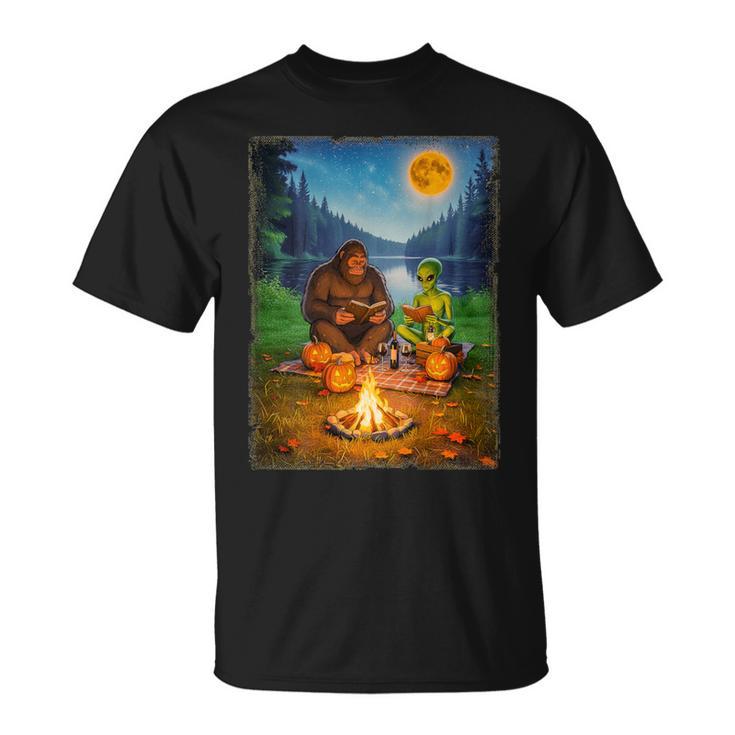 Bigfoot And Alien Reading Books Campfire Halloween T-Shirt
